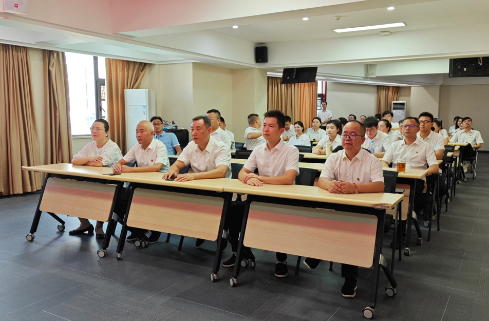 南昌市政建設集團組織觀看抗戰勝利80周年閱兵儀式 激發干部職工愛國熱情