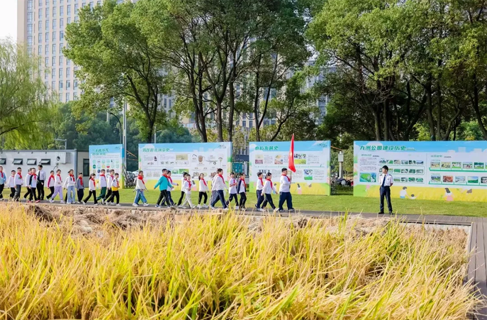 九洲公園舉辦“南昌城里有點田”秋收體驗活動 青少年體驗農耕文化 九洲公園舉辦“南昌城里有點田”秋收體驗活動 青少年體驗農耕文化